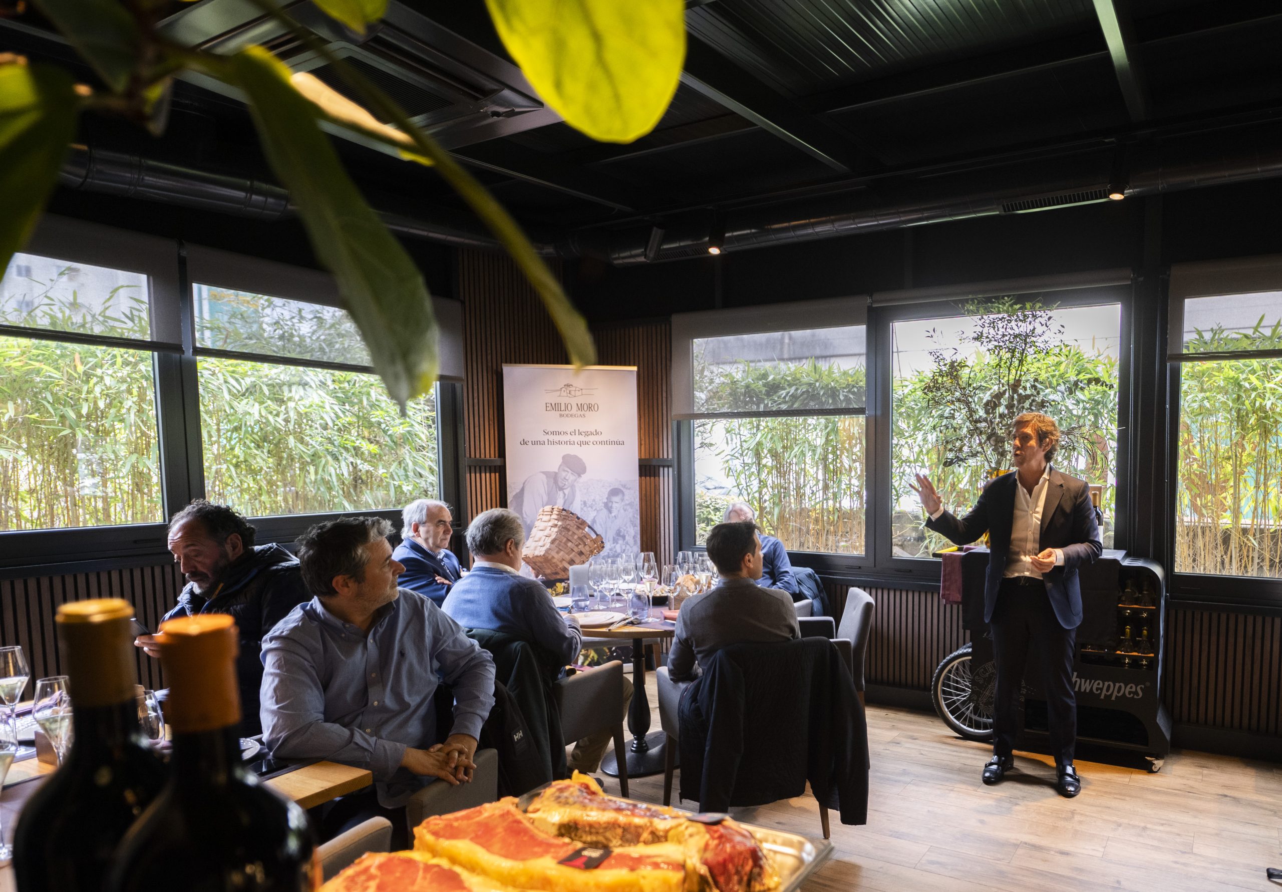 Bodegas Emilio Moro Presenta En Galicia Sus Vinos Más Icónicos Y Su Nuevo Estuche De Edición Limitada Malleolus By Jorge Vázquez